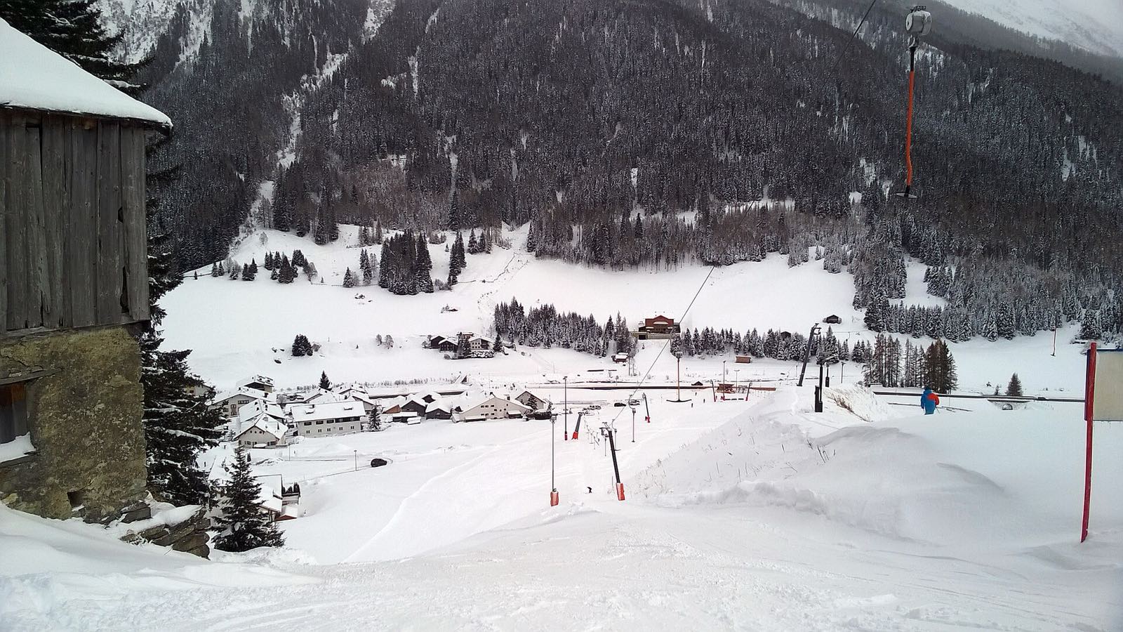 Besneeuwd Ischgl met skiliften en bergflank