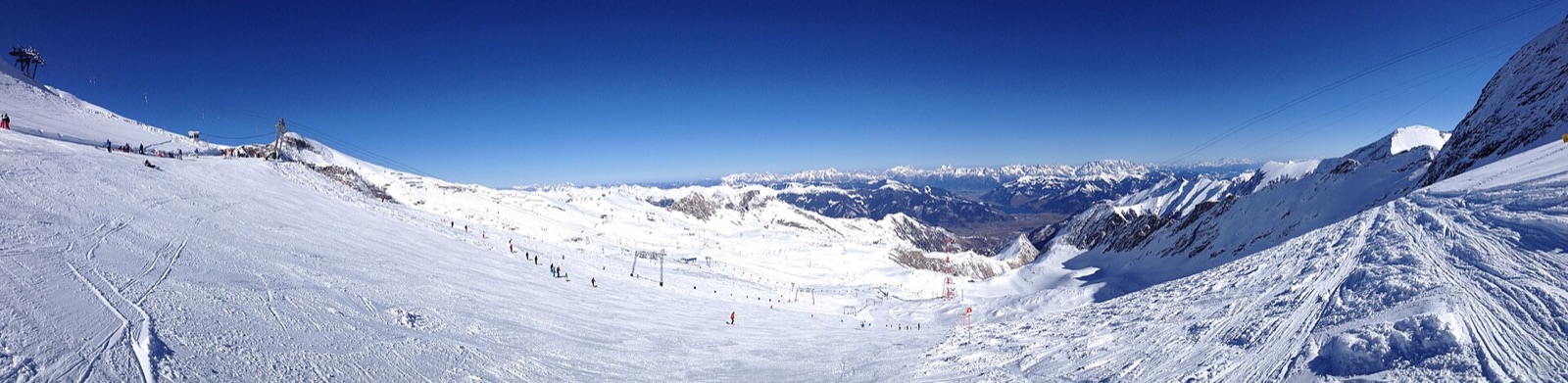 Panorama van het besneeuwde Kitzsteinhorn-gebied boven Kaprun