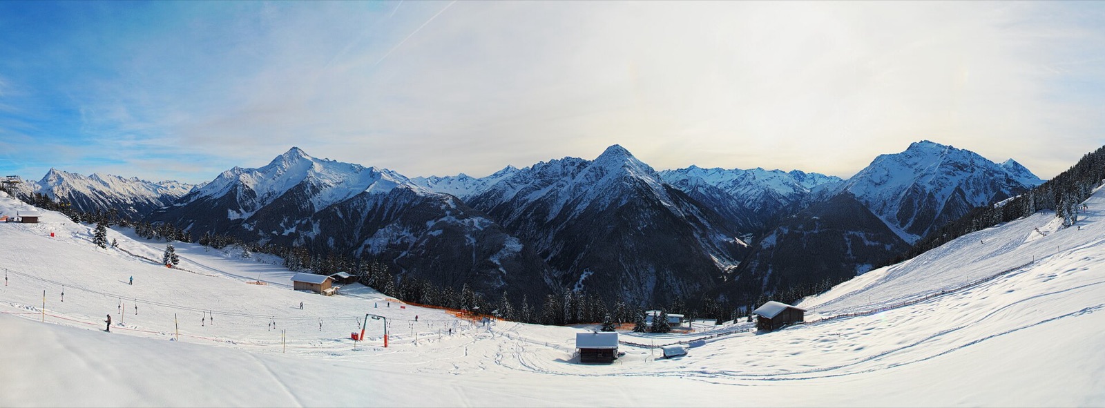 Brede skipiste met bergtoppen van de Zillertaler Alpen bij Mayrhofen