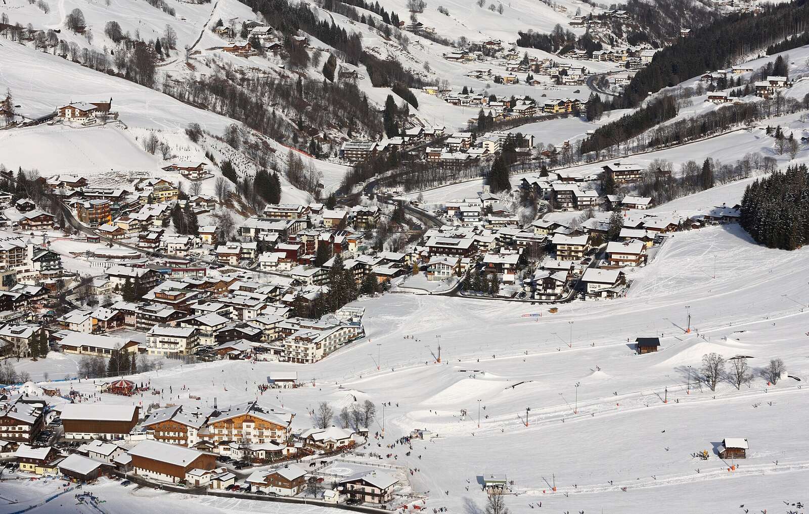 Saalbach-Hinterglemm in de winter met pistes en dorp
