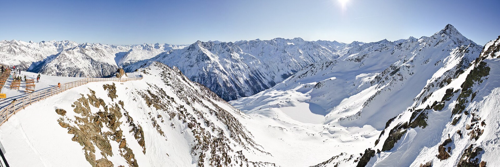 Zonnig uitzicht vanaf de Gaislachkogl boven Sölden over besneeuwde bergtoppen