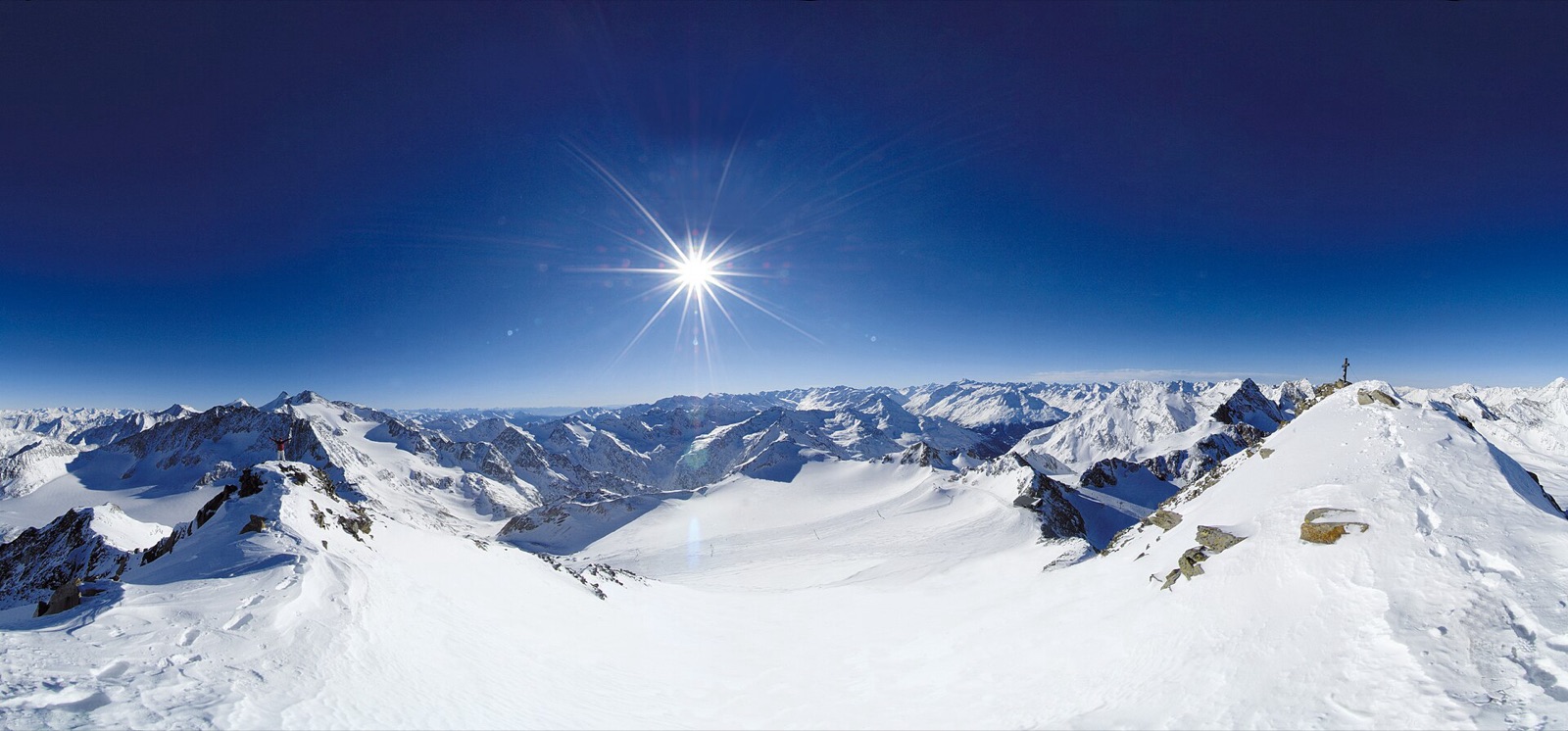 Zonnige skipiste op de Stubaier Gletscher met blauwe lucht