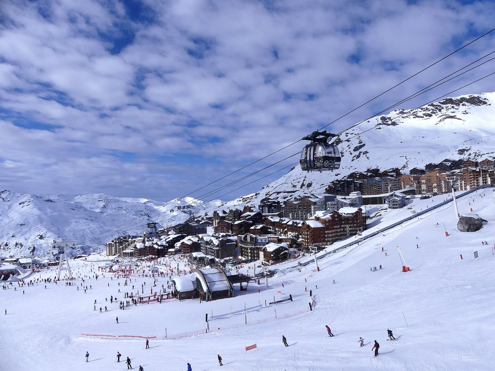 Val Thorens met de Funitel boven het skidorp en pistes