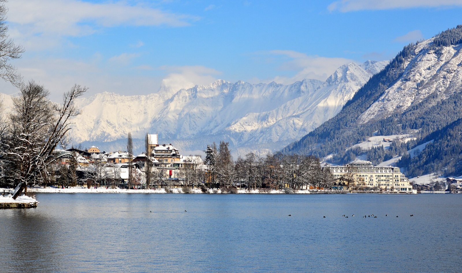 Zell am See aan het meer in de winter met besneeuwde bergen