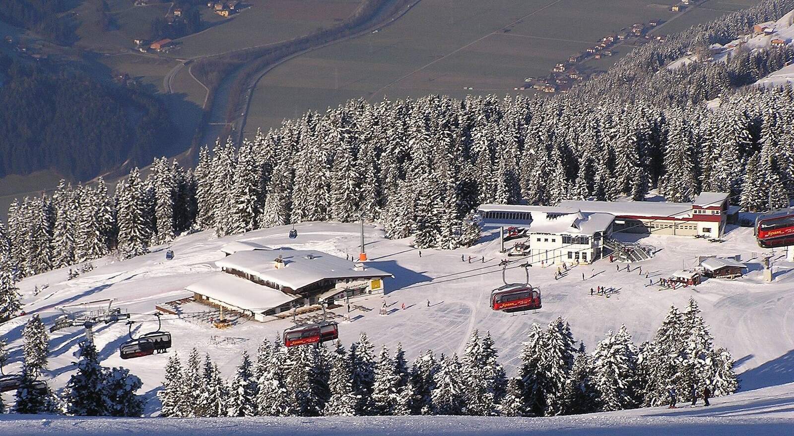 Bergstation Rosenalm in de Zillertal Arena tussen besneeuwde dennen
